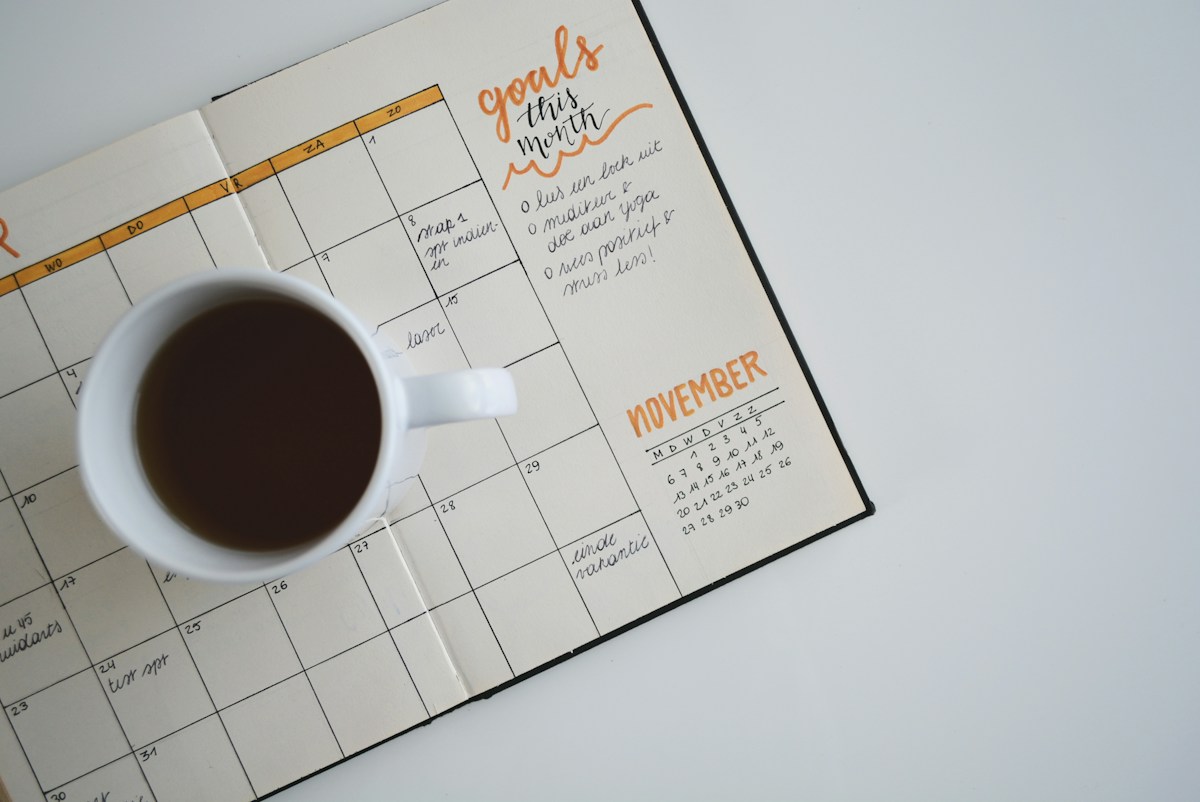 Geöffneter Kalender für die Urlaubsplanung